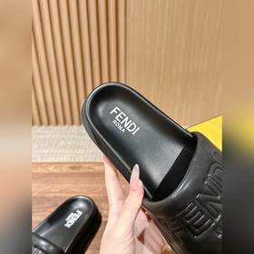Сначала мужской размер. #Fendi весна-лето, новые модели пляжных т