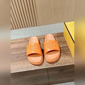 Сначала мужской размер. #Fendi весна-лето, новые модели пляжных т