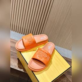 Сначала мужской размер. #Fendi весна-лето, новые модели пляжных т