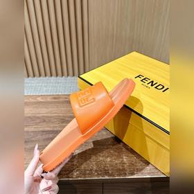 Сначала мужской размер. #Fendi весна-лето, новые модели пляжных т
