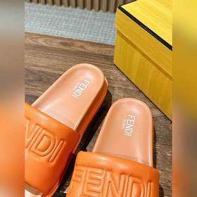 Сначала мужской размер. #Fendi весна-лето, новые модели пляжных т