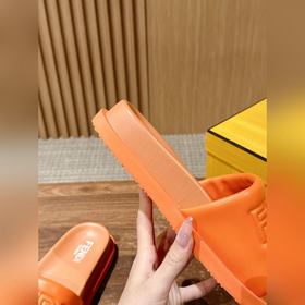 Сначала мужской размер. #Fendi весна-лето, новые модели пляжных т