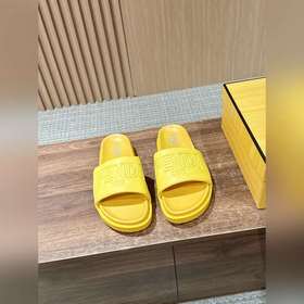 Сначала мужской размер. #Fendi весна-лето, новые модели пляжных т