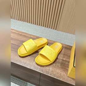 Сначала мужской размер. #Fendi весна-лето, новые модели пляжных т