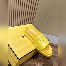 Сначала мужской размер. #Fendi весна-лето, новые модели пляжных т