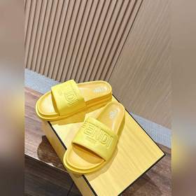 Сначала мужской размер. #Fendi весна-лето, новые модели пляжных т