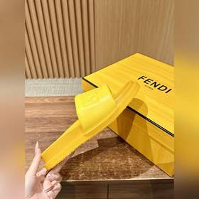 Сначала мужской размер. #Fendi весна-лето, новые модели пляжных т
