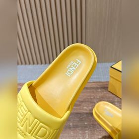 Сначала мужской размер. #Fendi весна-лето, новые модели пляжных т