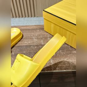 Сначала мужской размер. #Fendi весна-лето, новые модели пляжных т