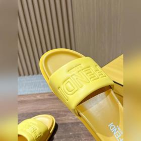 Сначала мужской размер. #Fendi весна-лето, новые модели пляжных т