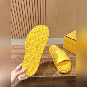 Сначала мужской размер. #Fendi весна-лето, новые модели пляжных т