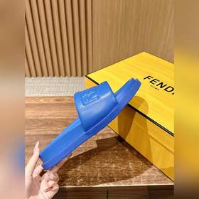 Сначала мужской размер. #Fendi весна-лето, новые модели пляжных т