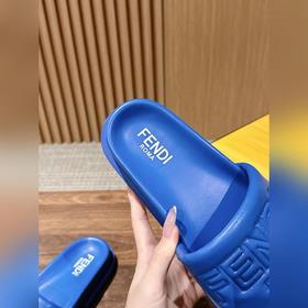 Сначала мужской размер. #Fendi весна-лето, новые модели пляжных т