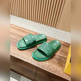 Сначала мужской размер. #Fendi весна-лето, новые модели пляжных т