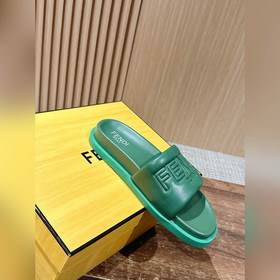 Сначала мужской размер. #Fendi весна-лето, новые модели пляжных т