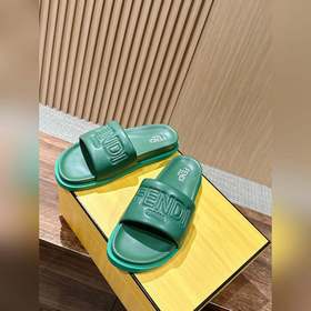 Сначала мужской размер. #Fendi весна-лето, новые модели пляжных т