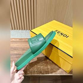 Сначала мужской размер. #Fendi весна-лето, новые модели пляжных т