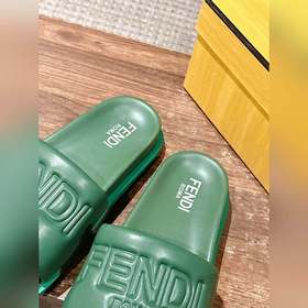 Сначала мужской размер. #Fendi весна-лето, новые модели пляжных т