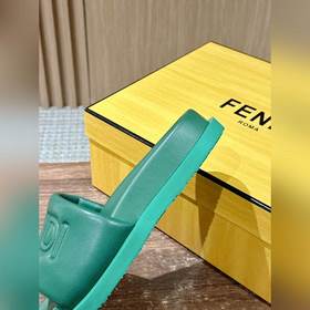 Сначала мужской размер. #Fendi весна-лето, новые модели пляжных т
