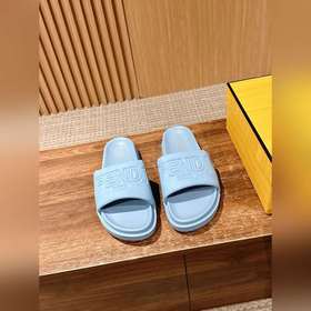 Сначала мужской размер. #Fendi весна-лето, новые модели пляжных т