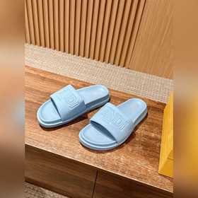 Сначала мужской размер. #Fendi весна-лето, новые модели пляжных т