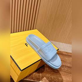 Сначала мужской размер. #Fendi весна-лето, новые модели пляжных т