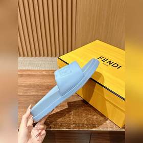 Сначала мужской размер. #Fendi весна-лето, новые модели пляжных т