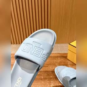 Сначала мужской размер. #Fendi весна-лето, новые модели пляжных т
