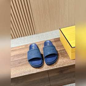 Сначала мужской размер. #Fendi весна-лето, новые модели пляжных т