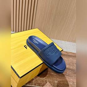 Сначала мужской размер. #Fendi весна-лето, новые модели пляжных т