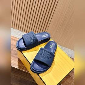 Сначала мужской размер. #Fendi весна-лето, новые модели пляжных т