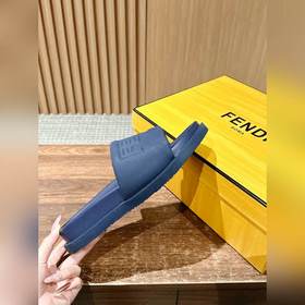 Сначала мужской размер. #Fendi весна-лето, новые модели пляжных т
