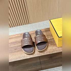 Сначала мужской размер. #Fendi весна-лето, новые модели пляжных т