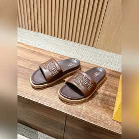 Сначала мужской размер. #Fendi весна-лето, новые модели пляжных т