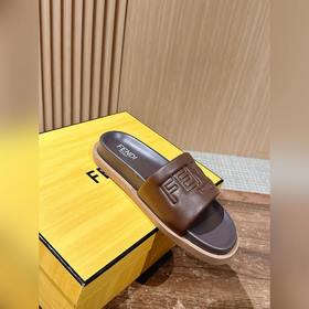 Сначала мужской размер. #Fendi весна-лето, новые модели пляжных т