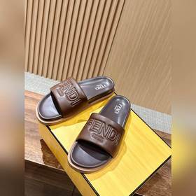Сначала мужской размер. #Fendi весна-лето, новые модели пляжных т