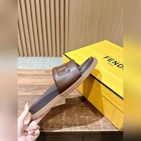 Сначала мужской размер. #Fendi весна-лето, новые модели пляжных т