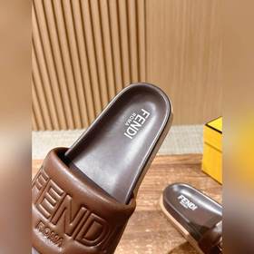 Сначала мужской размер. #Fendi весна-лето, новые модели пляжных т