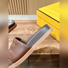 Сначала мужской размер. #Fendi весна-лето, новые модели пляжных т