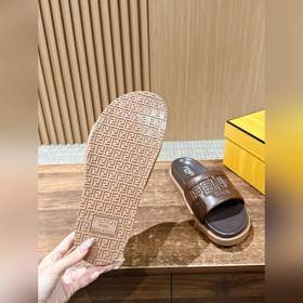 Сначала мужской размер. #Fendi весна-лето, новые модели пляжных т
