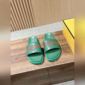 Сначала мужской размер. #Fendi весна-лето, новые модели пляжных т