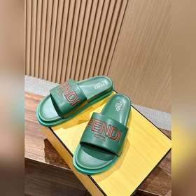 Сначала мужской размер. #Fendi весна-лето, новые модели пляжных т