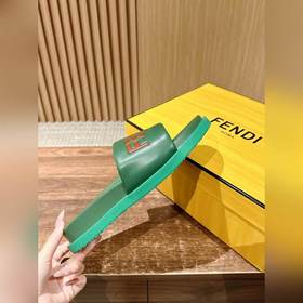 Сначала мужской размер. #Fendi весна-лето, новые модели пляжных т