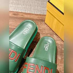 Сначала мужской размер. #Fendi весна-лето, новые модели пляжных т