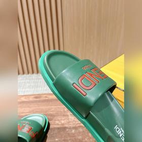 Сначала мужской размер. #Fendi весна-лето, новые модели пляжных т