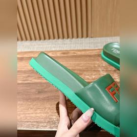 Сначала мужской размер. #Fendi весна-лето, новые модели пляжных т