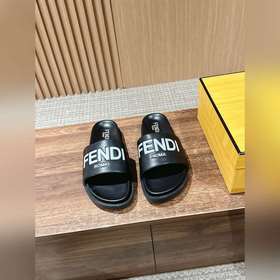 Сначала мужской размер. #Fendi весна-лето, новые модели пляжных т