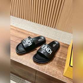 Сначала мужской размер. #Fendi весна-лето, новые модели пляжных т
