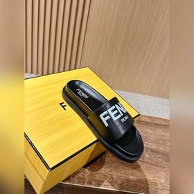 Сначала мужской размер. #Fendi весна-лето, новые модели пляжных т