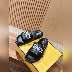 Сначала мужской размер. #Fendi весна-лето, новые модели пляжных т